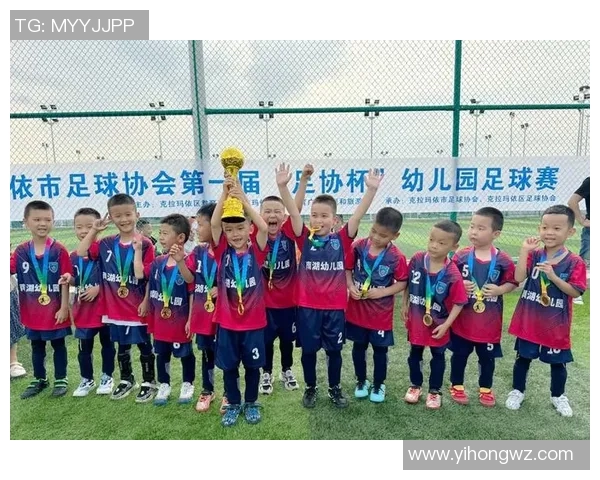 足球明星幼儿造型图片展示小朋友们的运动梦想与童趣魅力